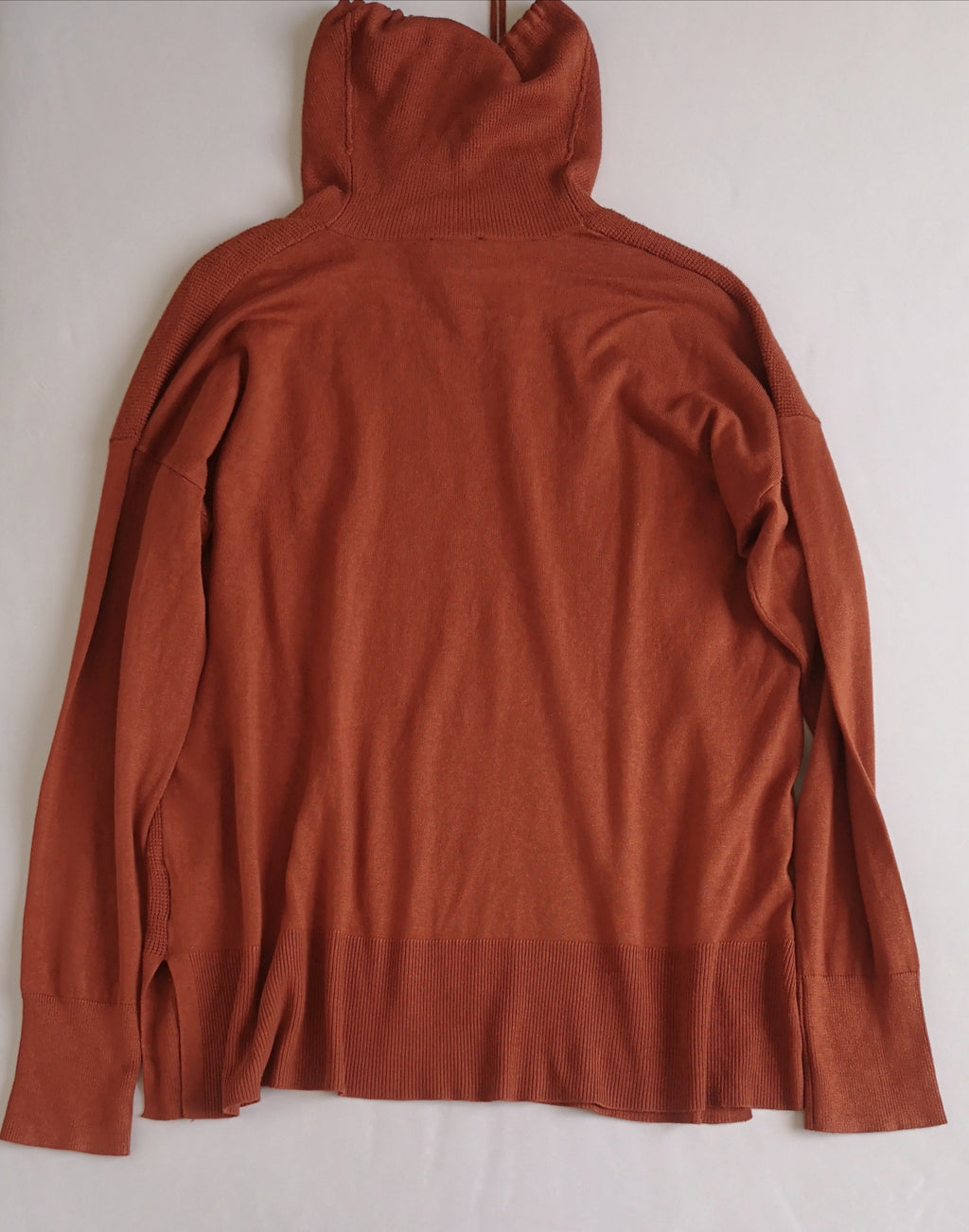 Pantalón tipo pans y suéter cuello ancho