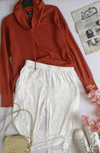 Pantalón tipo pans y suéter cuello ancho