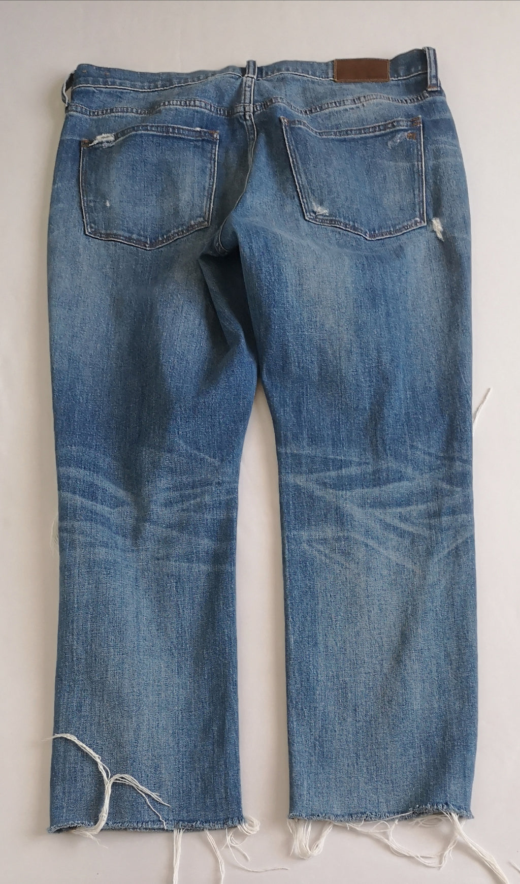 Jeans corte recto rasgado con chaleco ⚓