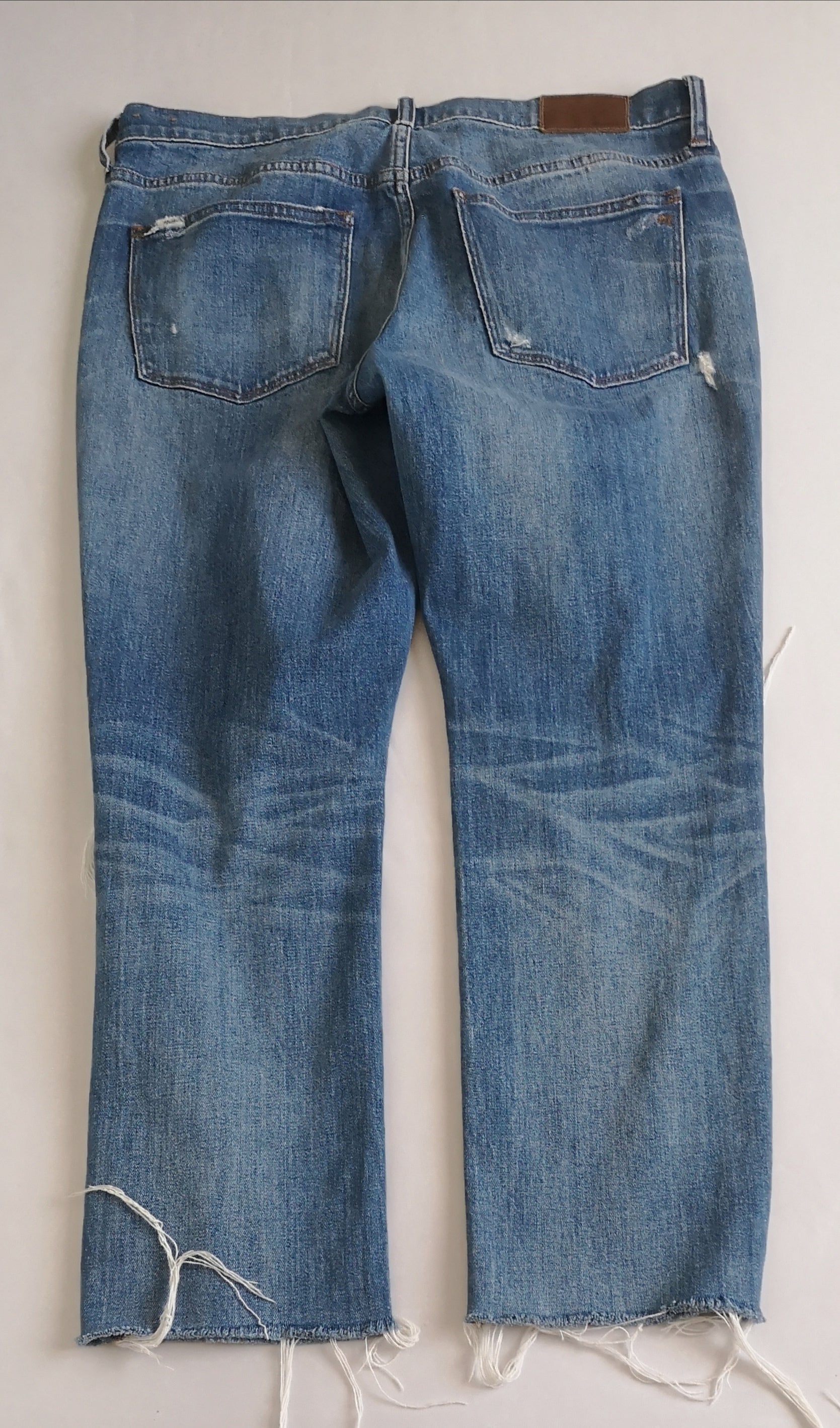 Jeans corte recto rasgado con chaleco ⚓