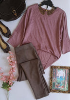 Pantalón tela piel de durazno y blusa con botones atrás