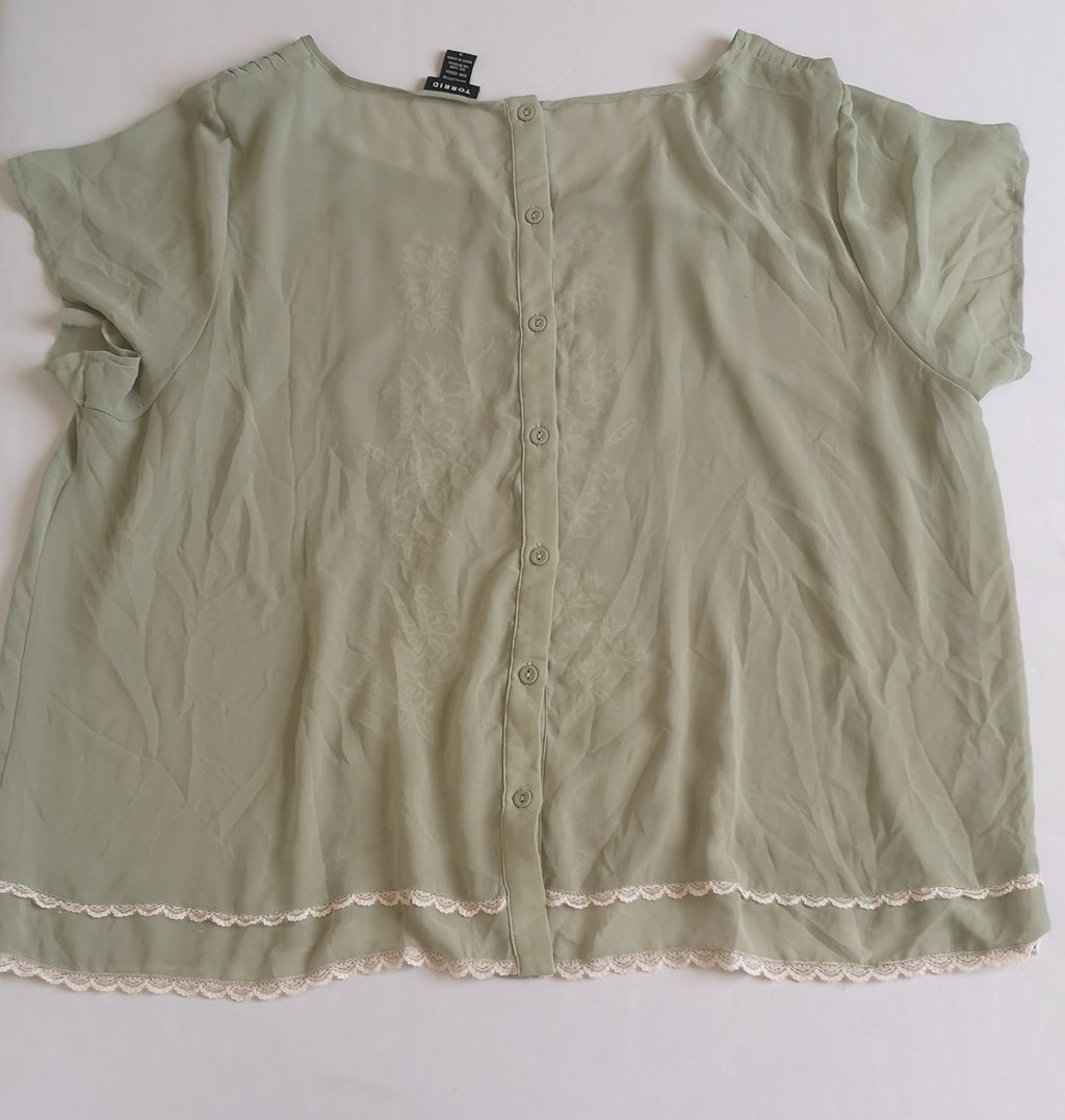 Pantalón de gabardina con blusa bordada