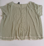 Pantalón de gabardina con blusa bordada