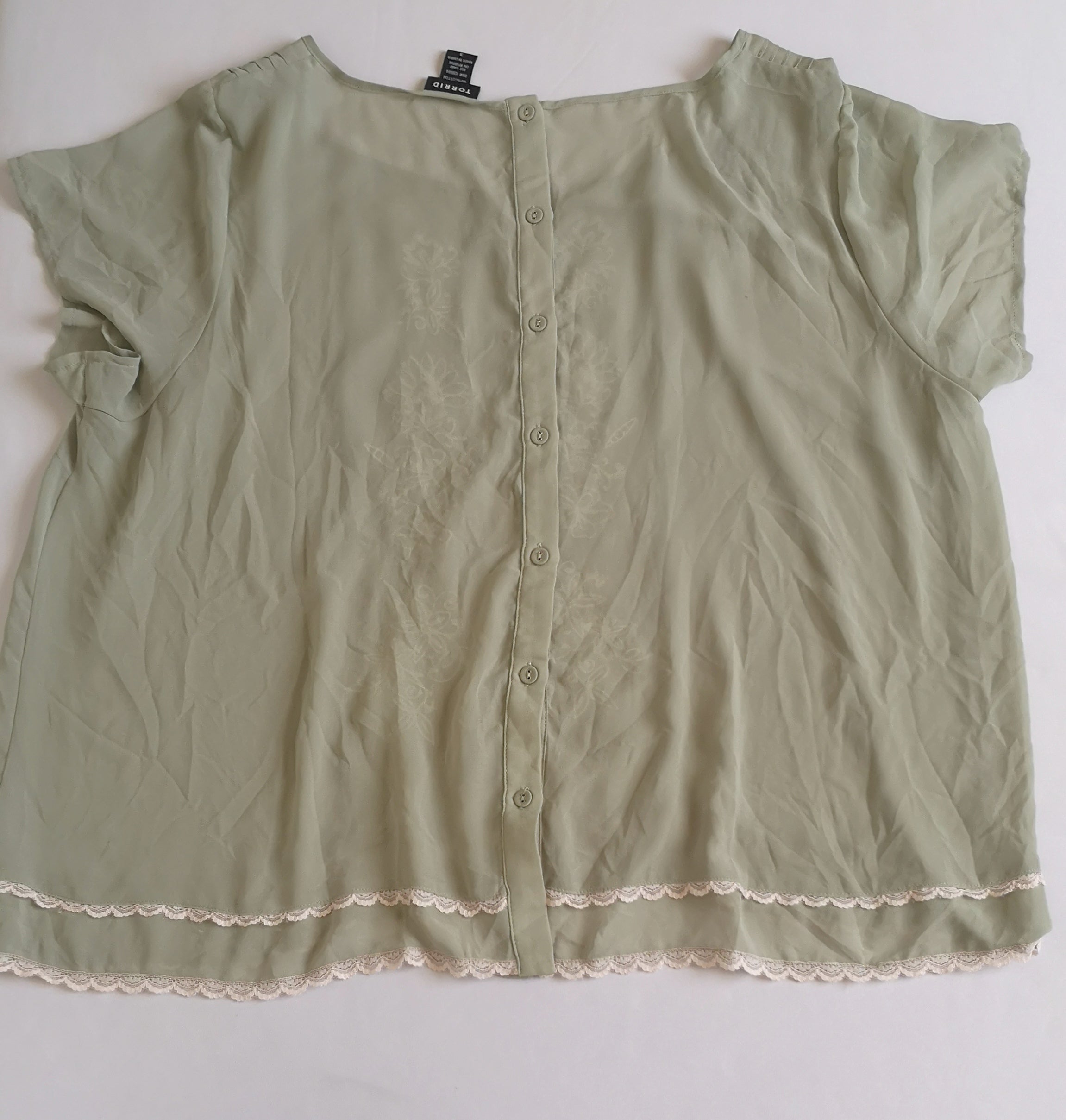 Pantalón de gabardina con blusa bordada