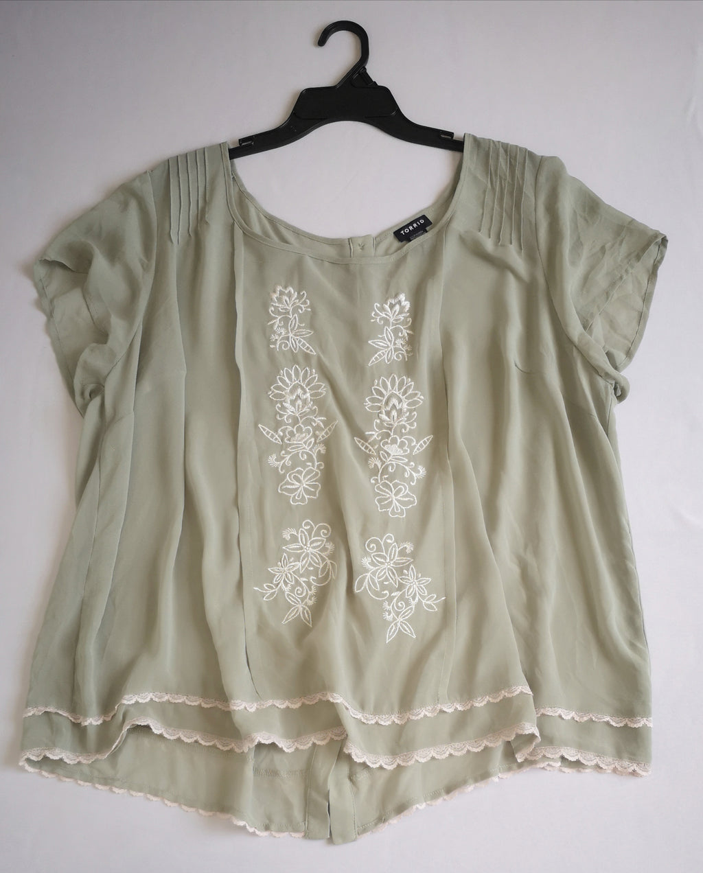 Pantalón de gabardina con blusa bordada
