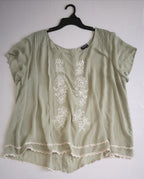 Pantalón de gabardina con blusa bordada