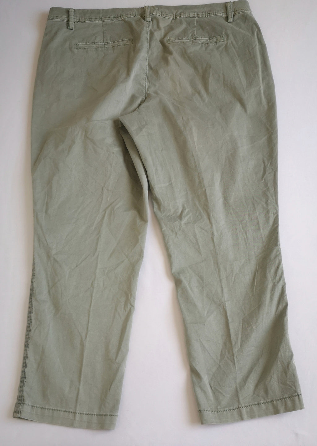 Pantalón de gabardina con blusa bordada