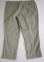 Pantalón de gabardina con blusa bordada