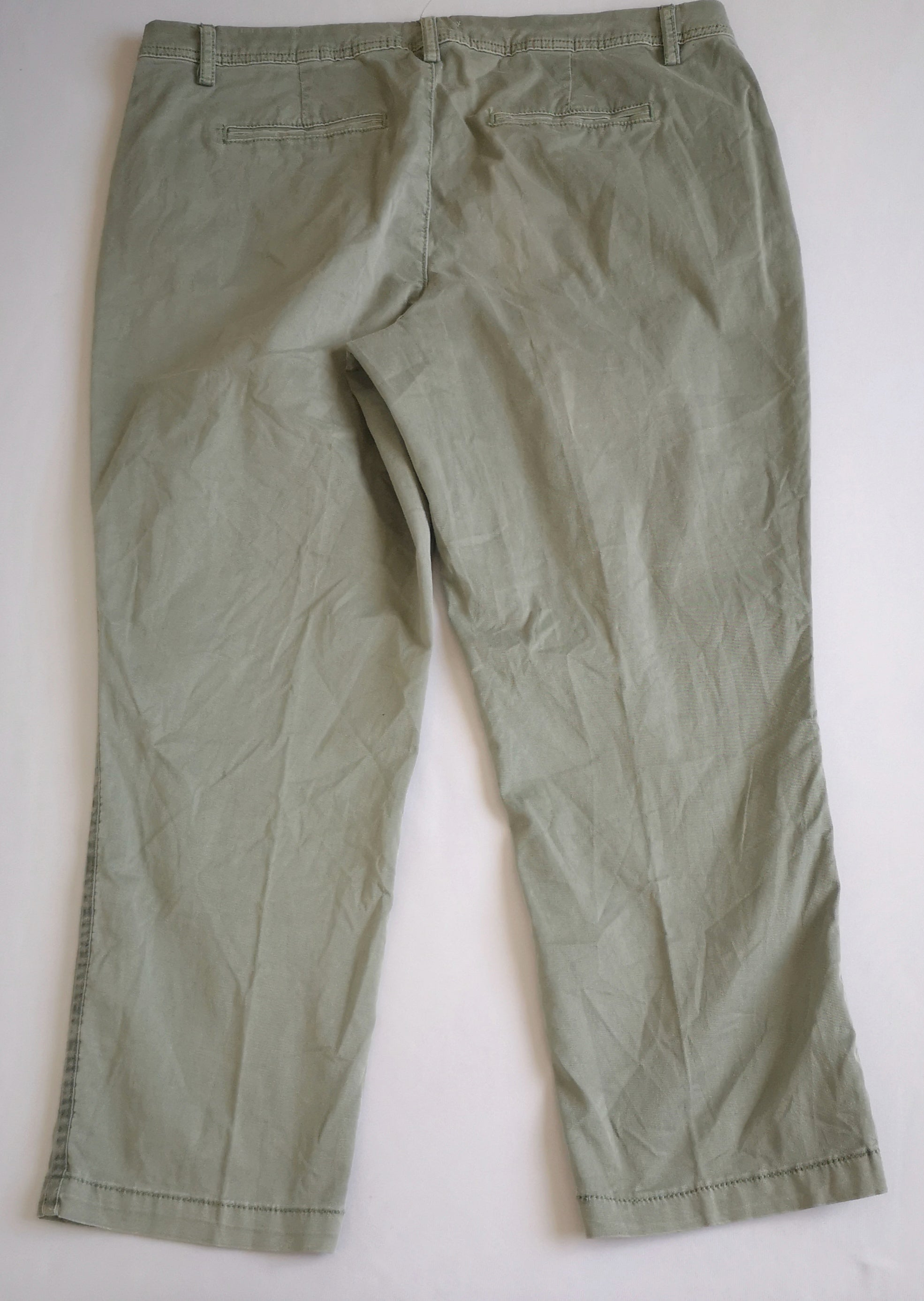 Pantalón de gabardina con blusa bordada