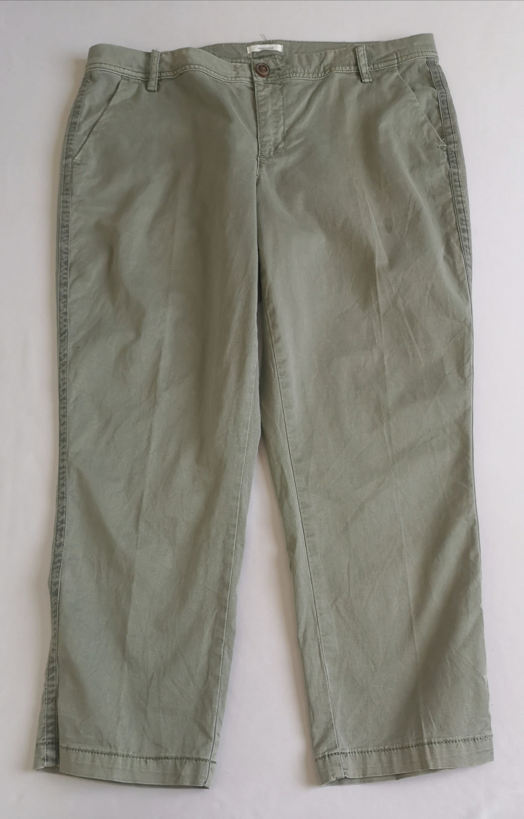 Pantalón de gabardina con blusa bordada