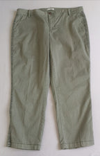 Pantalón de gabardina con blusa bordada