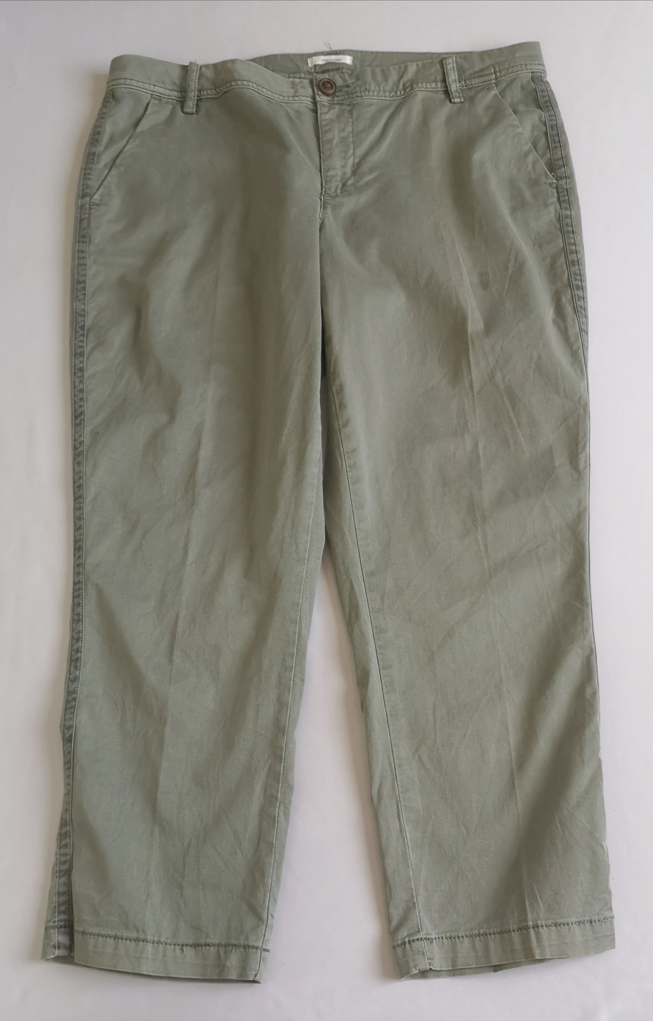 Pantalón de gabardina con blusa bordada