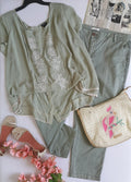 Pantalón de gabardina con blusa bordada