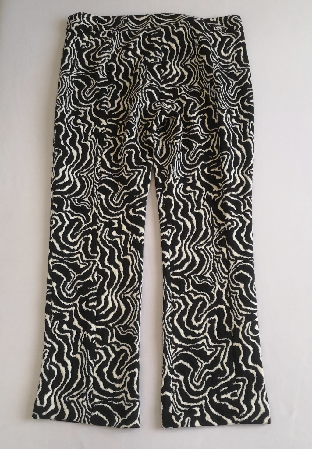 Blusa holgada de abajo y pantalón corte recto