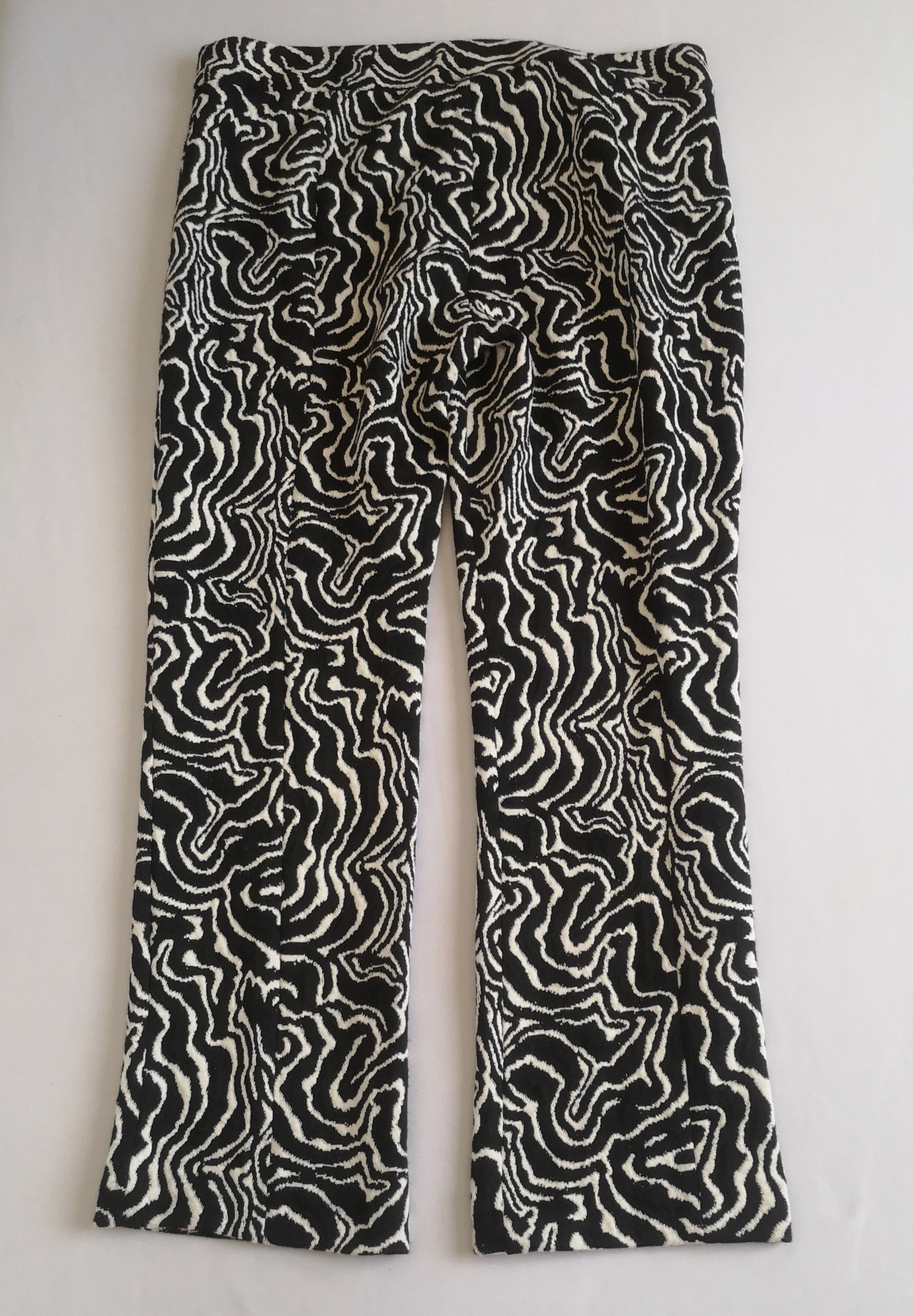 Blusa holgada de abajo y pantalón corte recto