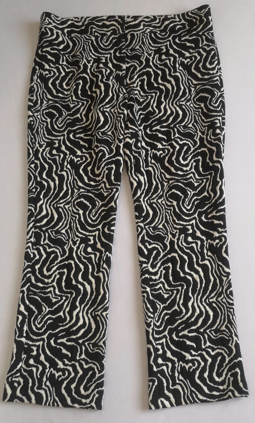 Blusa holgada de abajo y pantalón corte recto