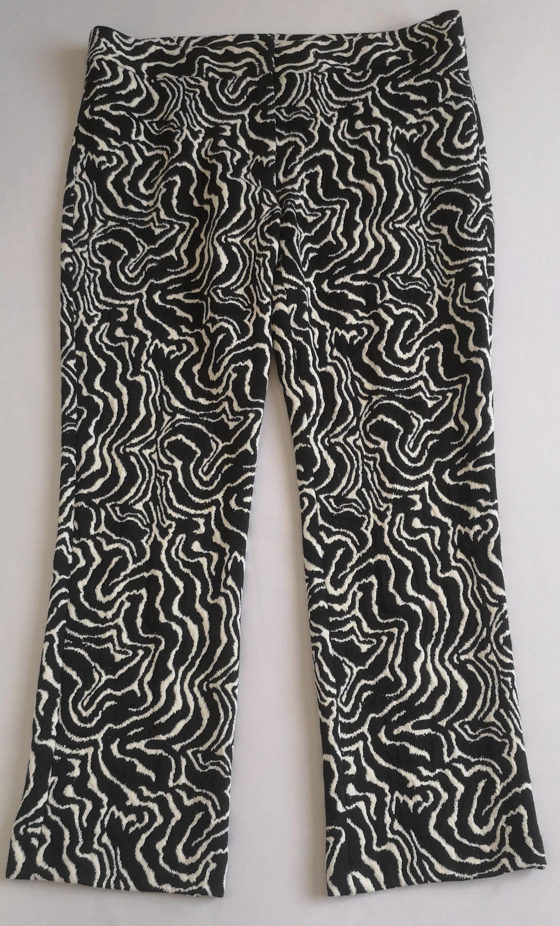 Blusa holgada de abajo y pantalón corte recto