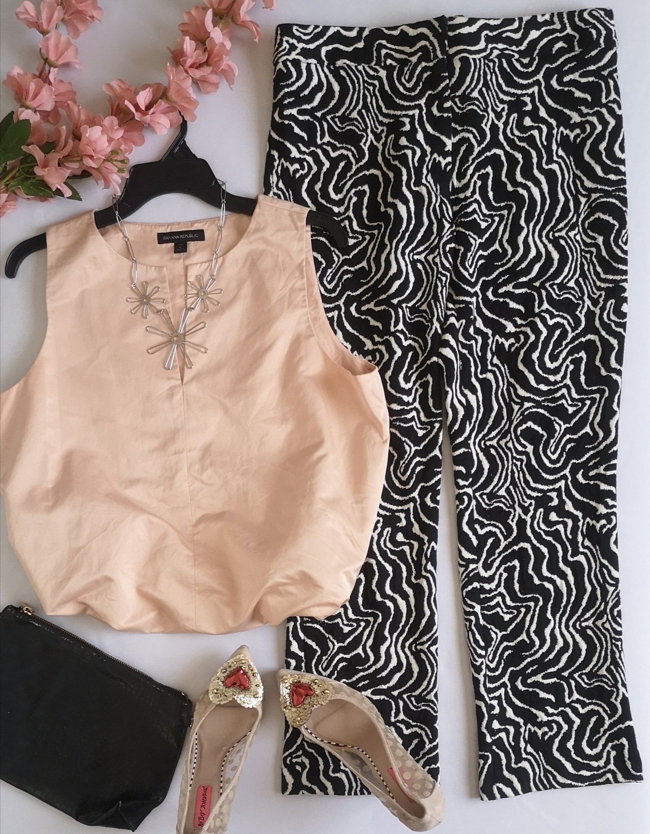 Blusa holgada de abajo y pantalón corte recto