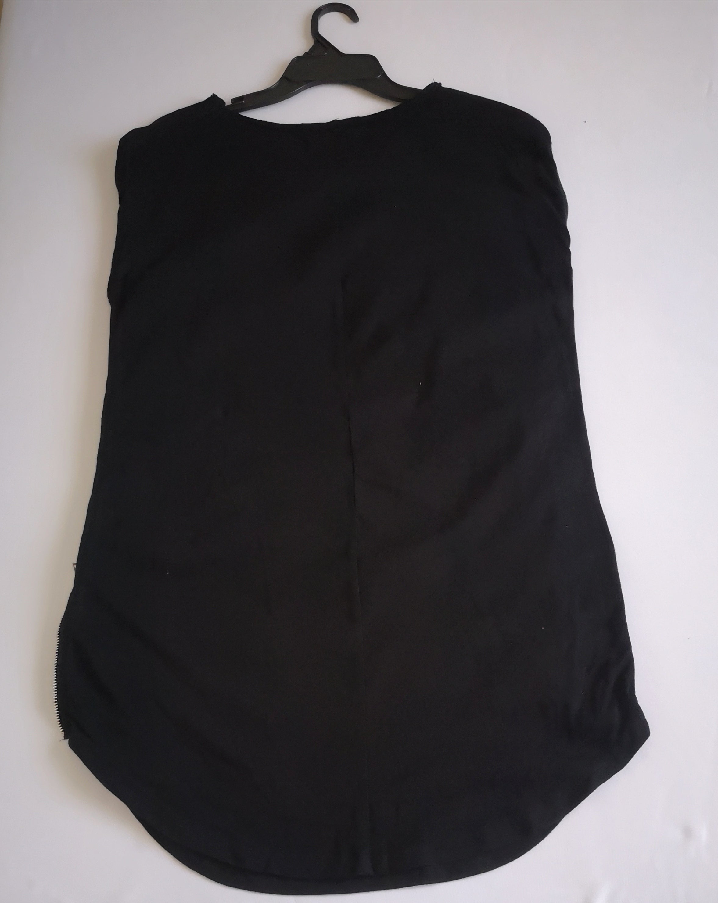 Vestido con zipper a los lados incluye collar