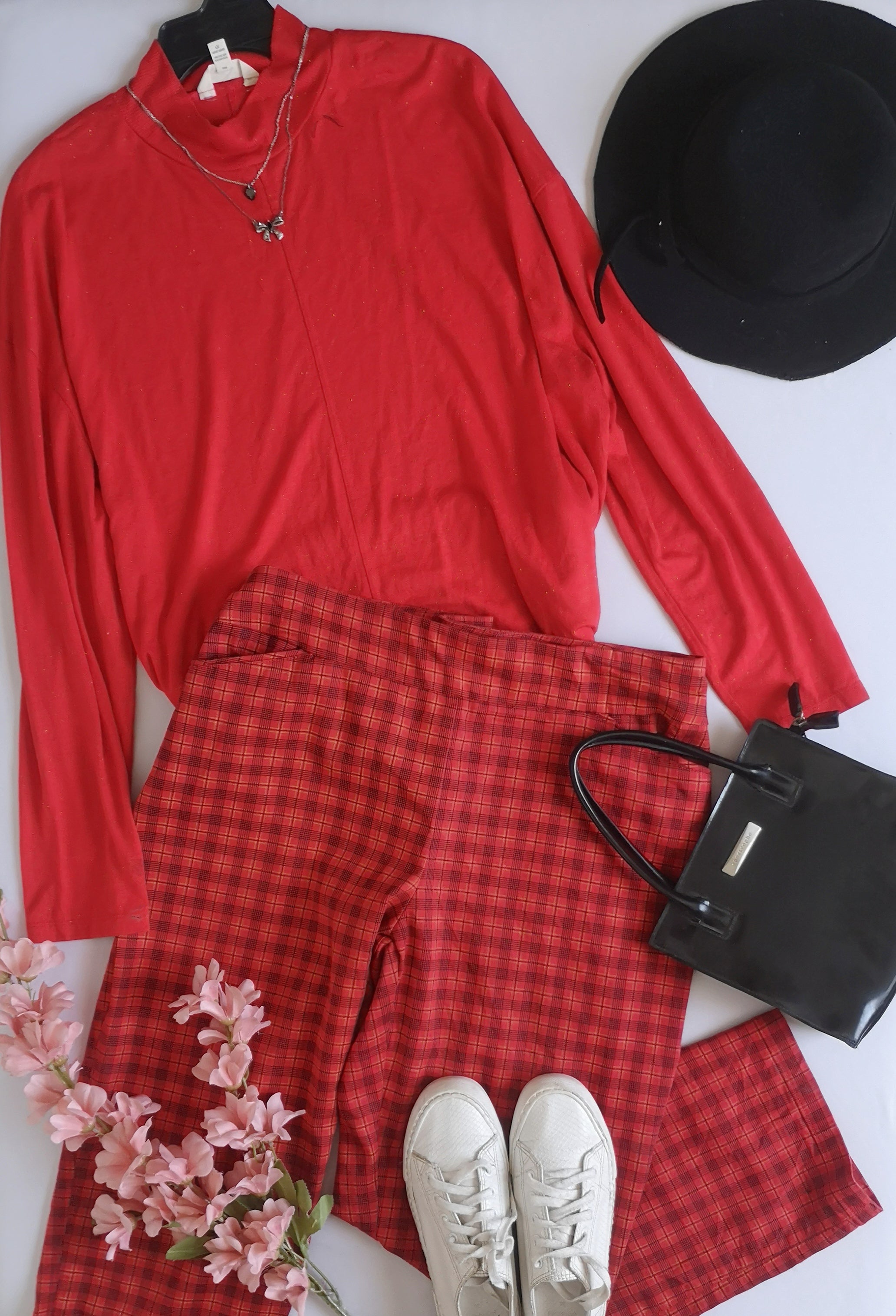 Blusa cuello cerrado con pantalón corte recto