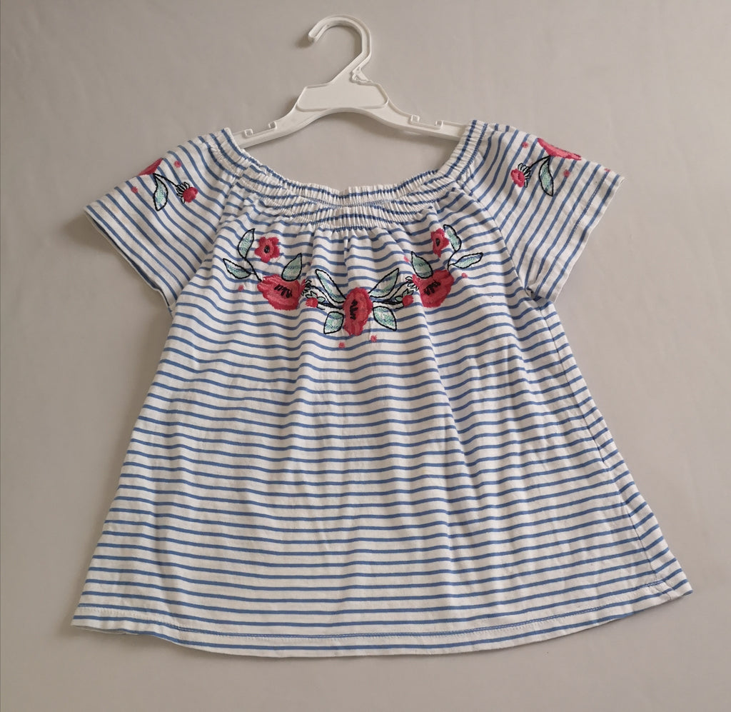 Jeans skinny y blusa con elástico arriba