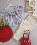 Jeans skinny y blusa con elástico arriba