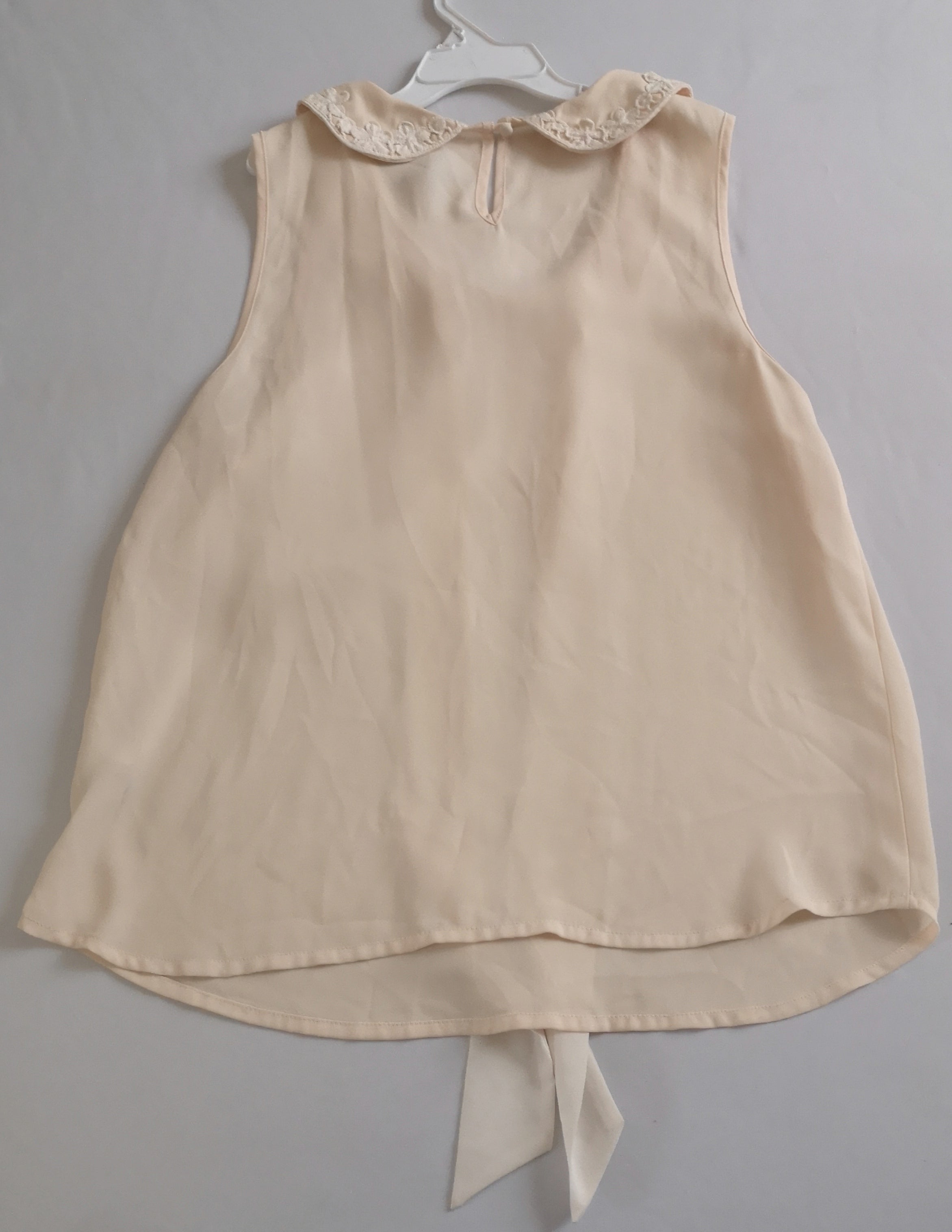 Blusa con moña y falda de algodón
