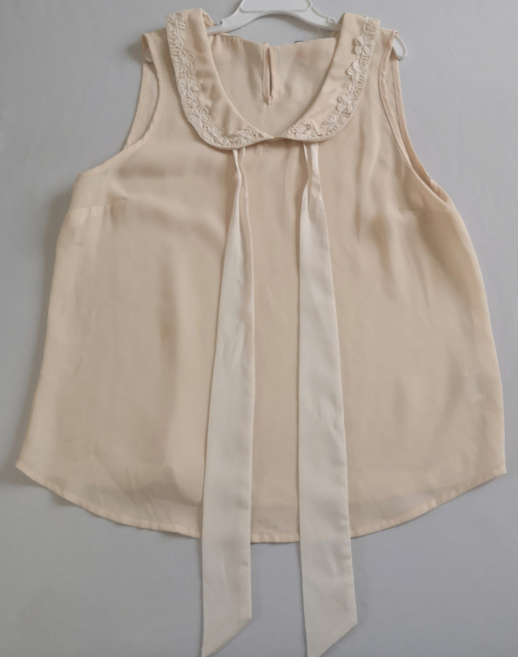 Blusa con moña y falda de algodón