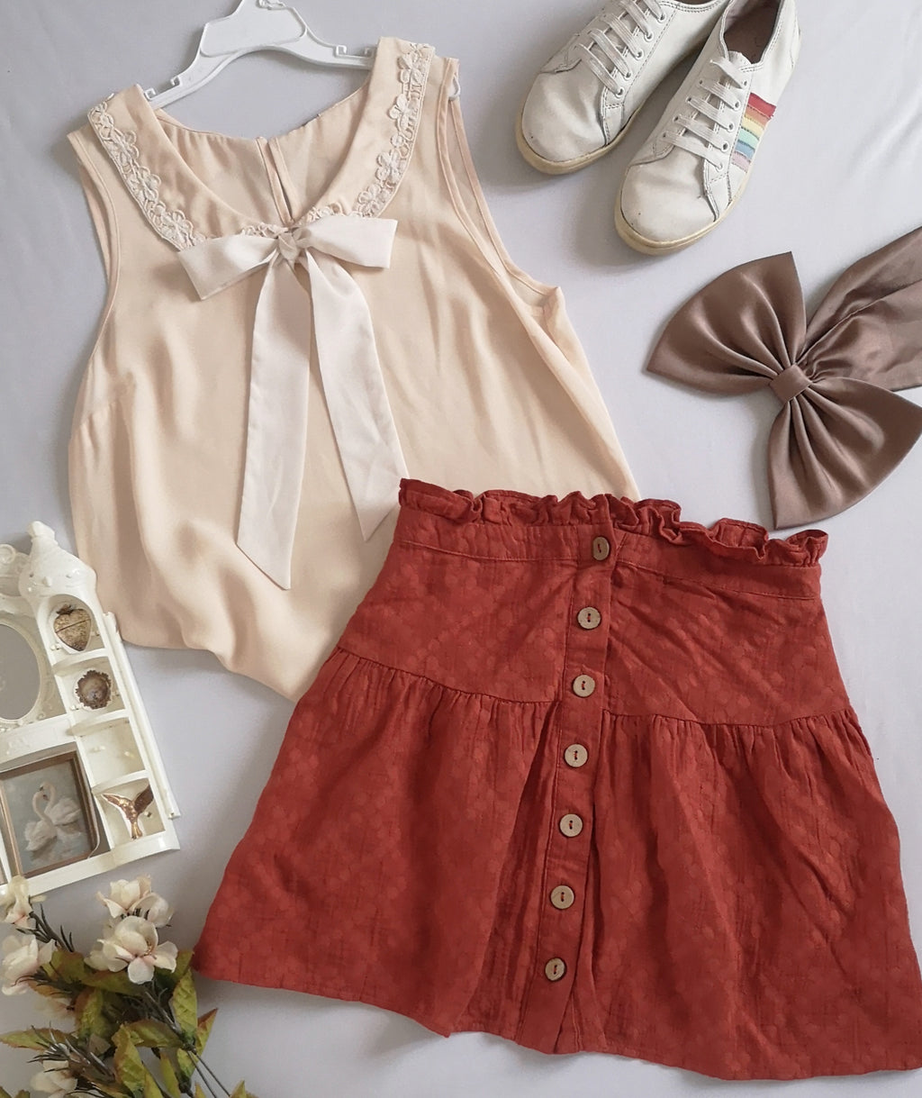 Blusa con moña y falda de algodón