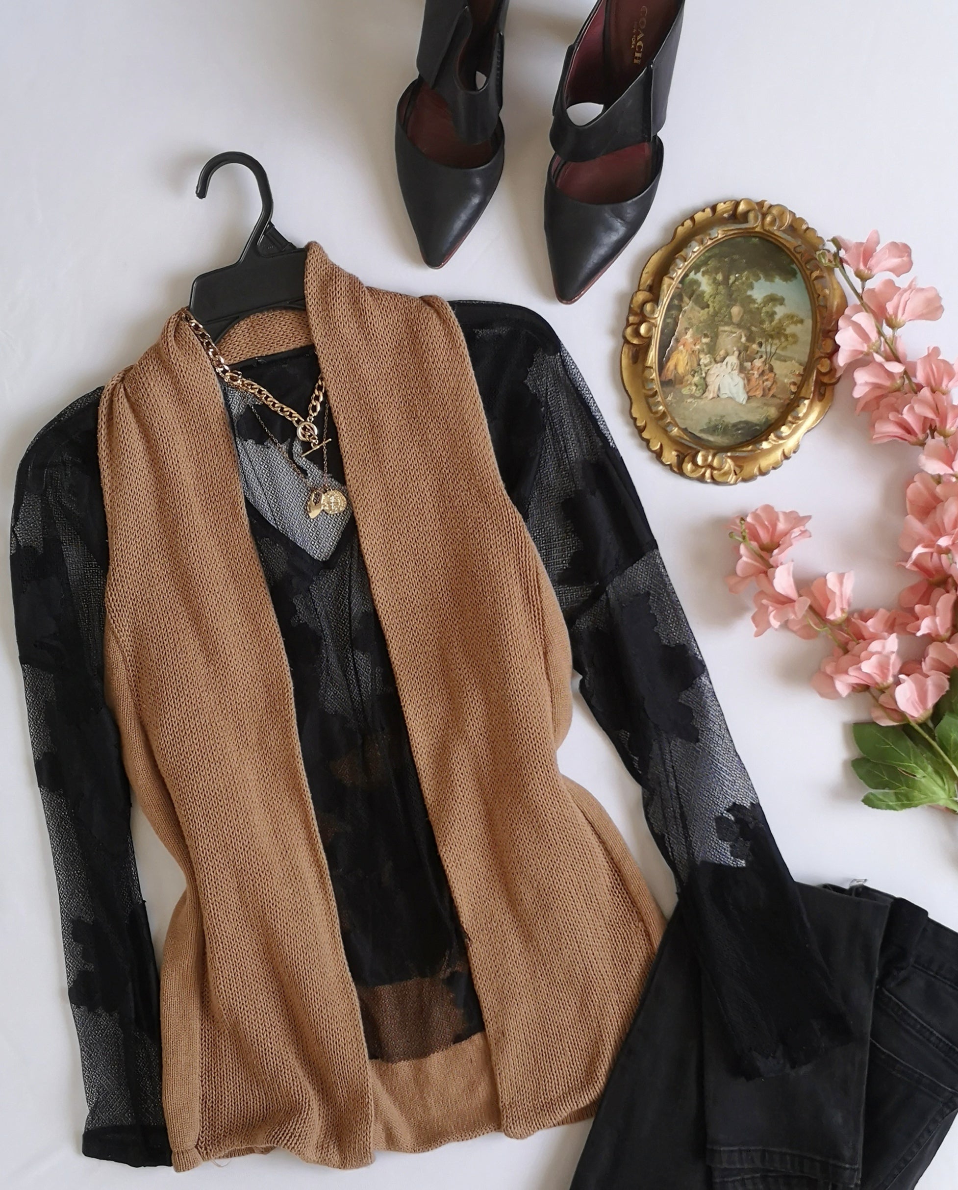 Chaleco abierto de atrás con blusa de tul