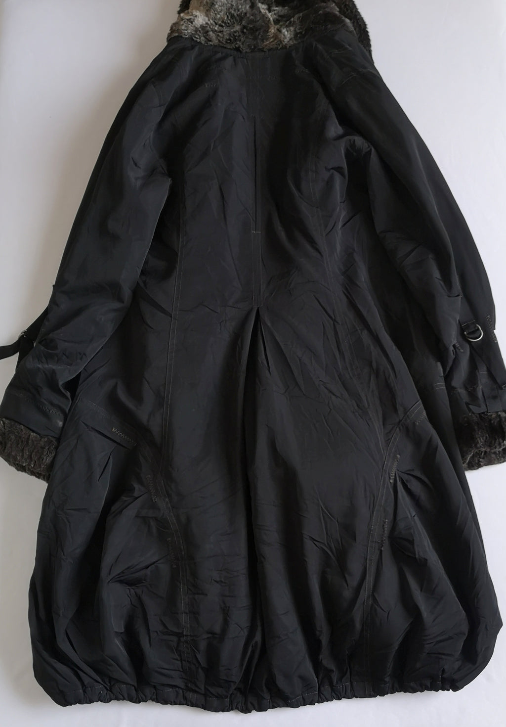 Abrigo con botones adelante tipo impermeable