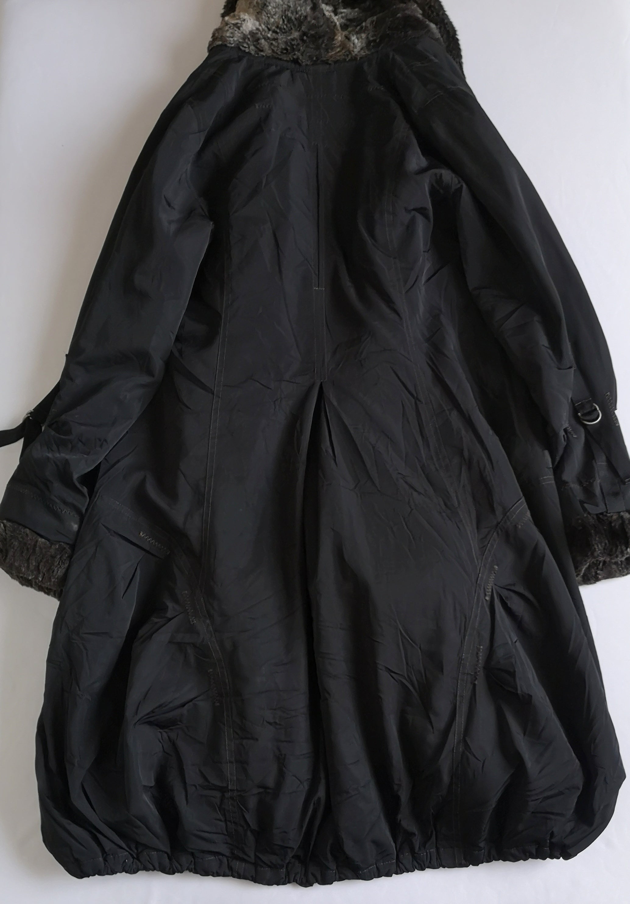 Abrigo con botones adelante tipo impermeable