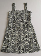 Vestido con botones adelante y blusa de seda con moño