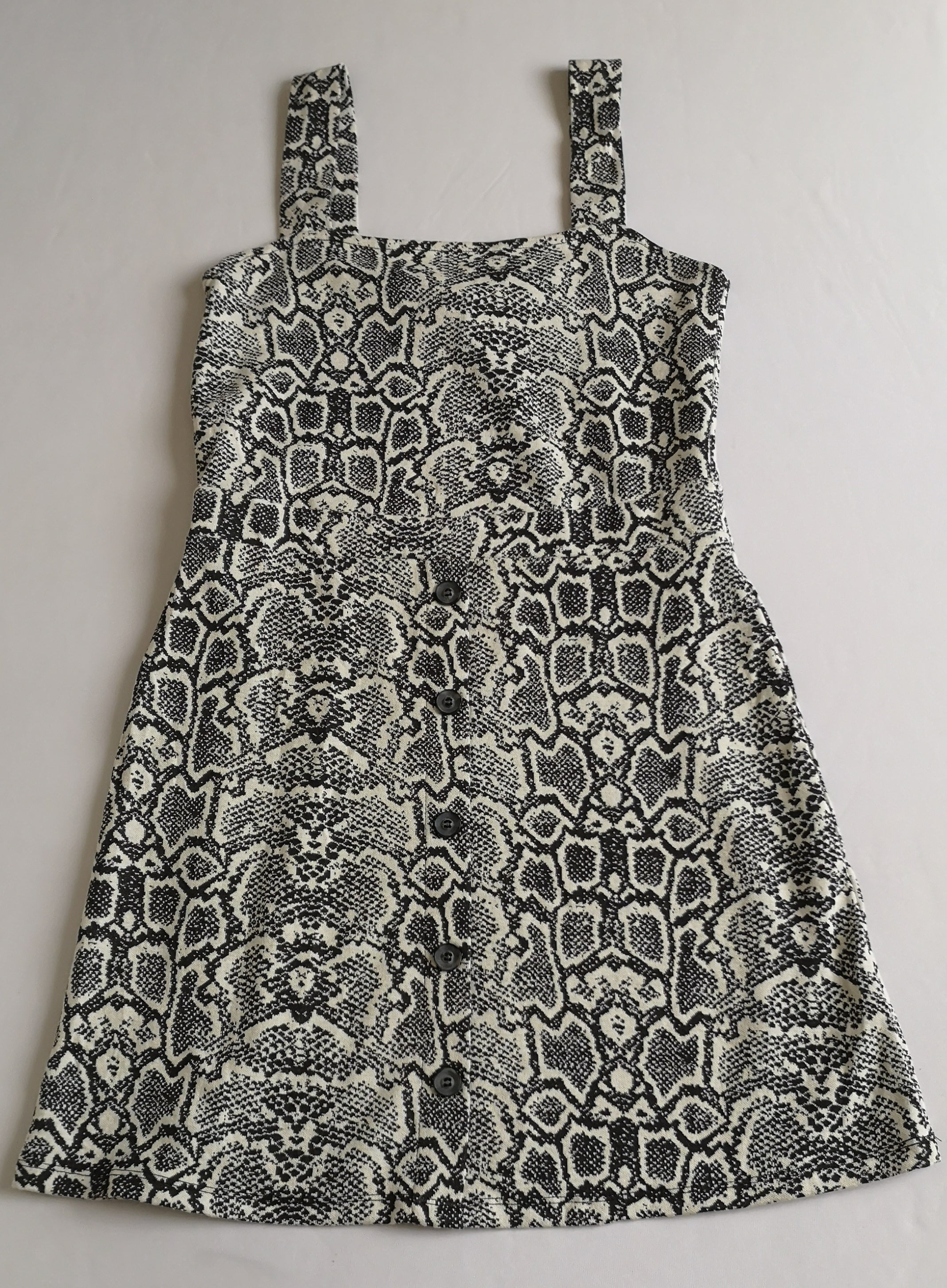 Vestido con botones adelante y blusa de seda con moño