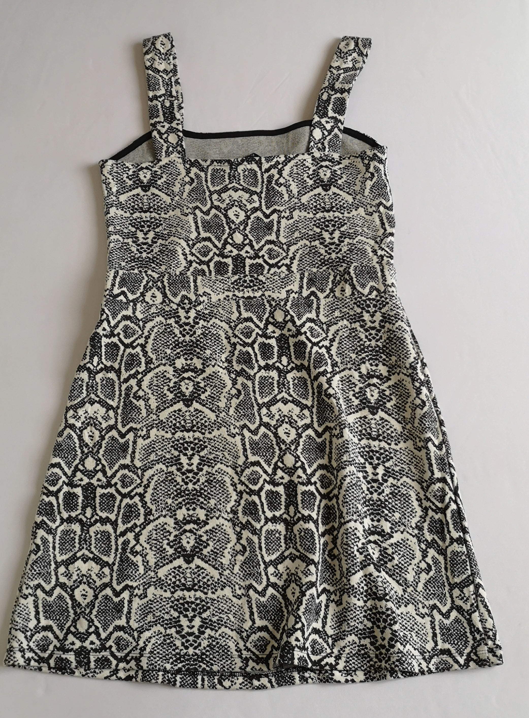 Vestido con botones adelante y blusa de seda con moño