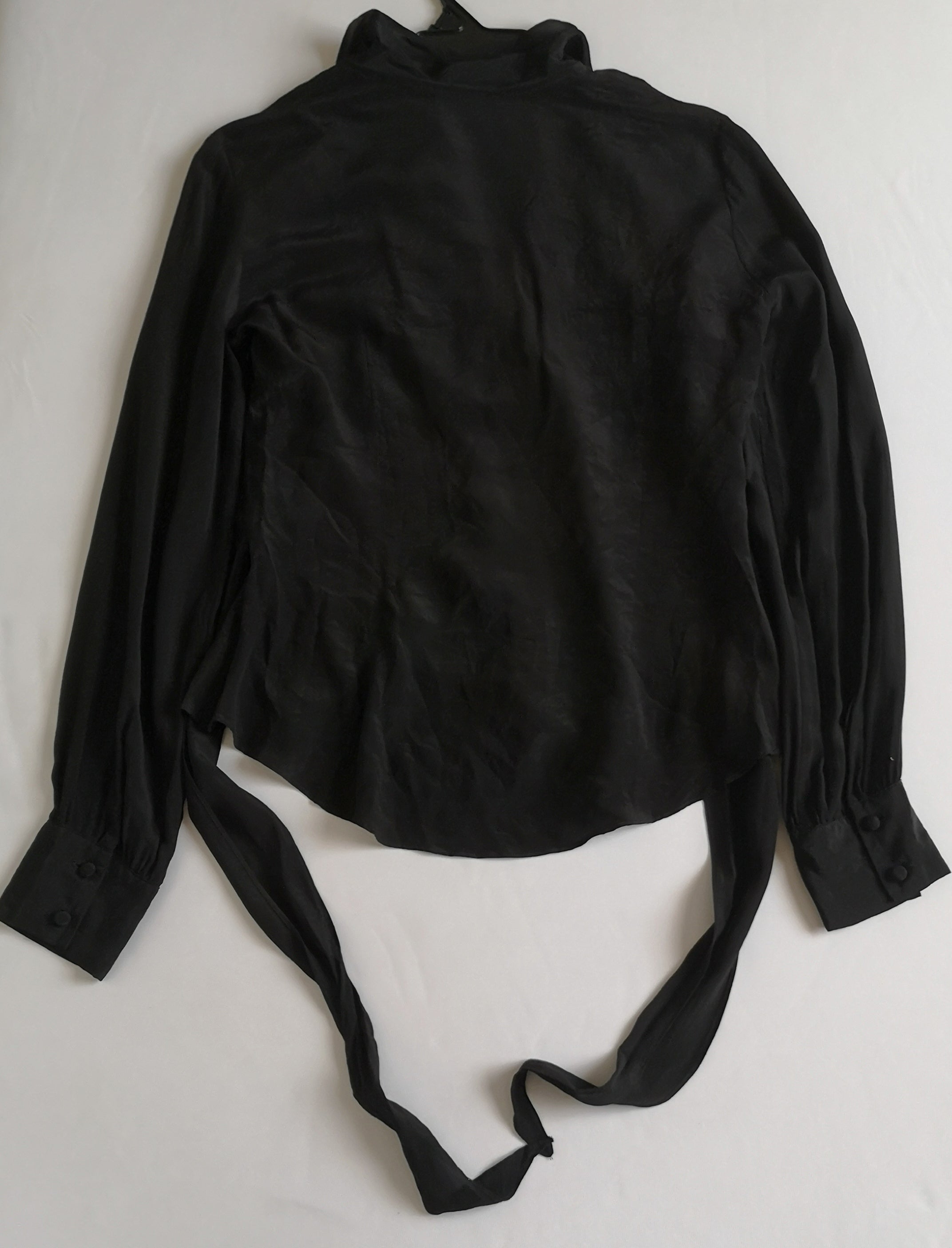 Vestido con botones adelante y blusa de seda con moño