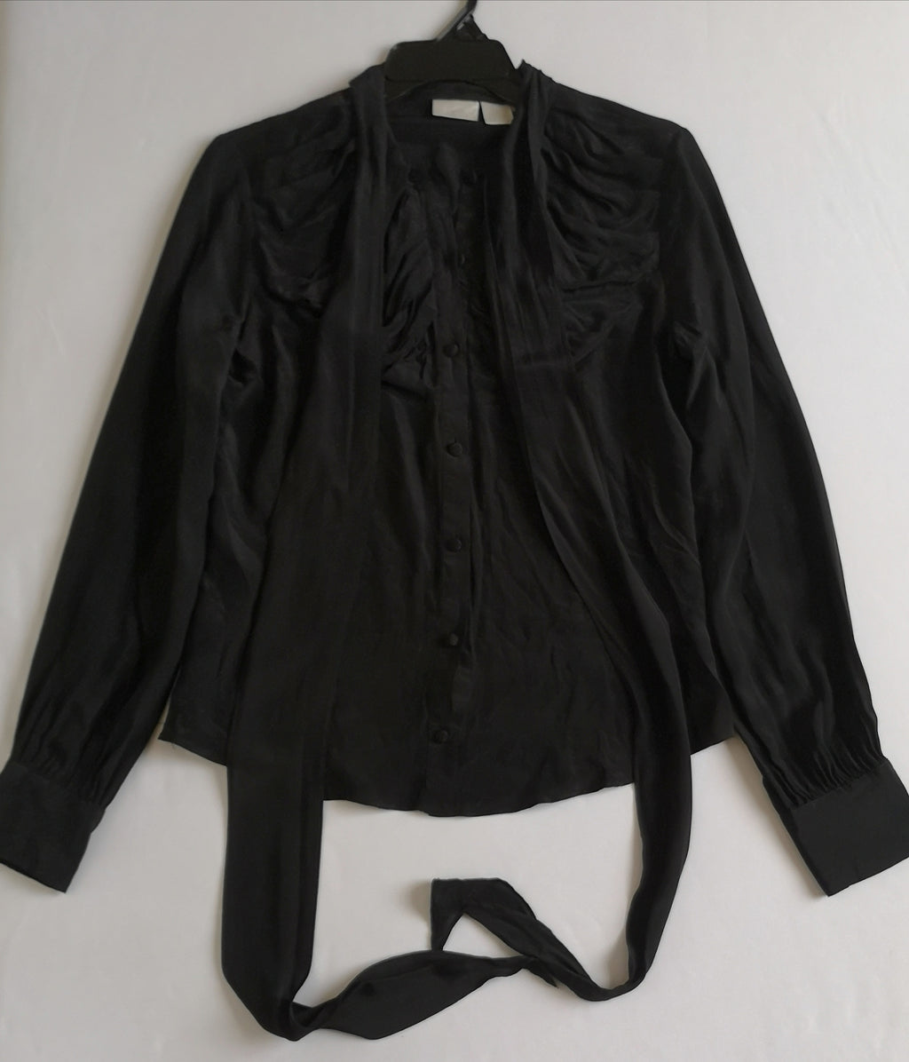 Vestido con botones adelante y blusa de seda con moño