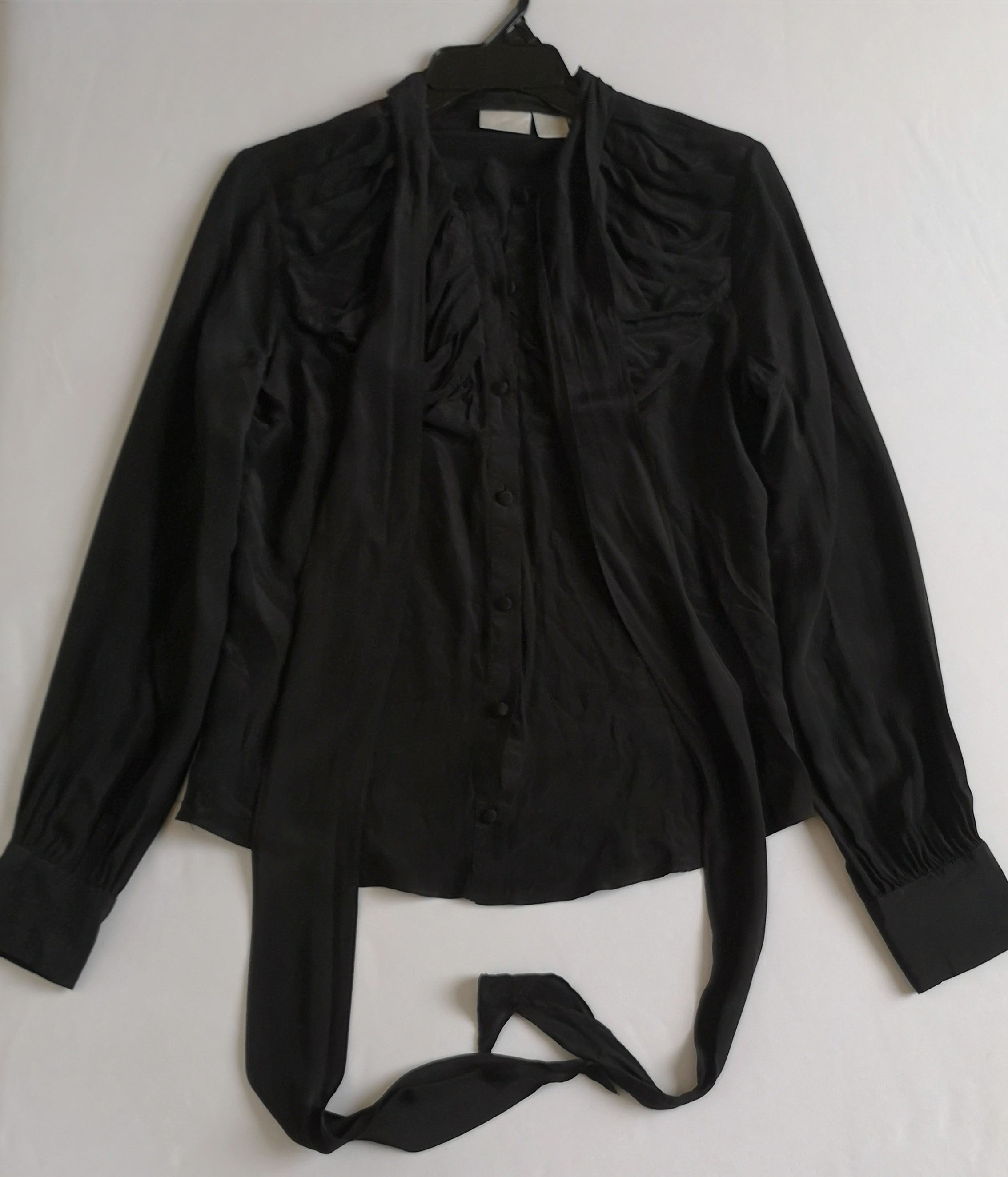 Vestido con botones adelante y blusa de seda con moño