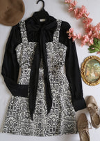 Vestido con botones adelante y blusa de seda con moño