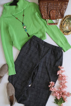 Sueter cuello ancho con pantalón tipo jogger