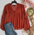 Blusa con bolitas bordada de arriba
