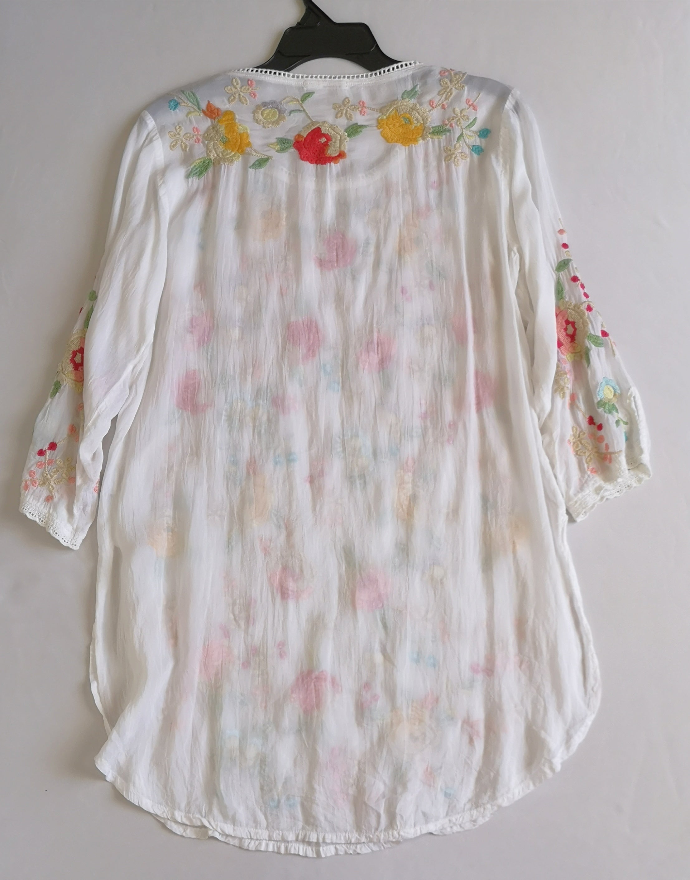 Blusa larga bordada
