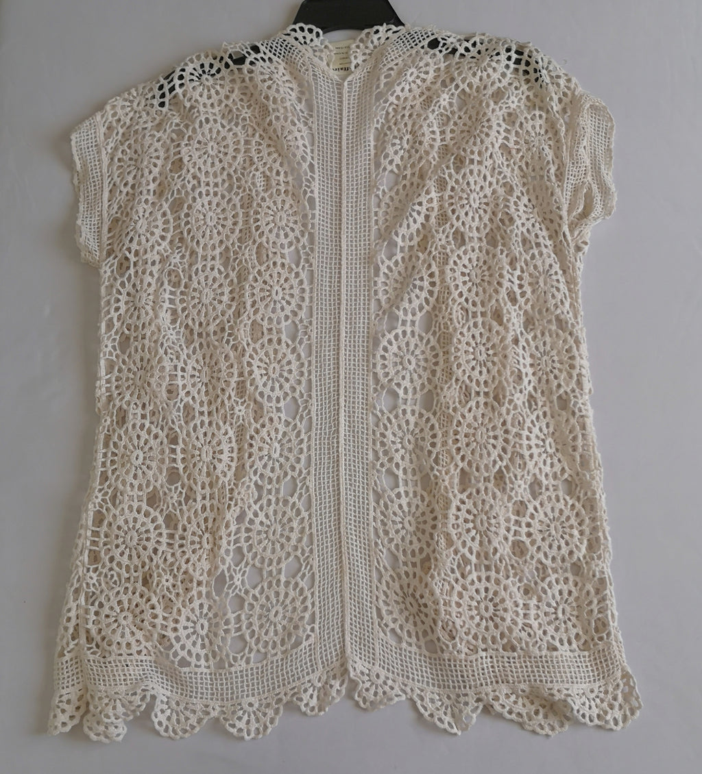 Cardigan tipo crochet con vestido de tirantes