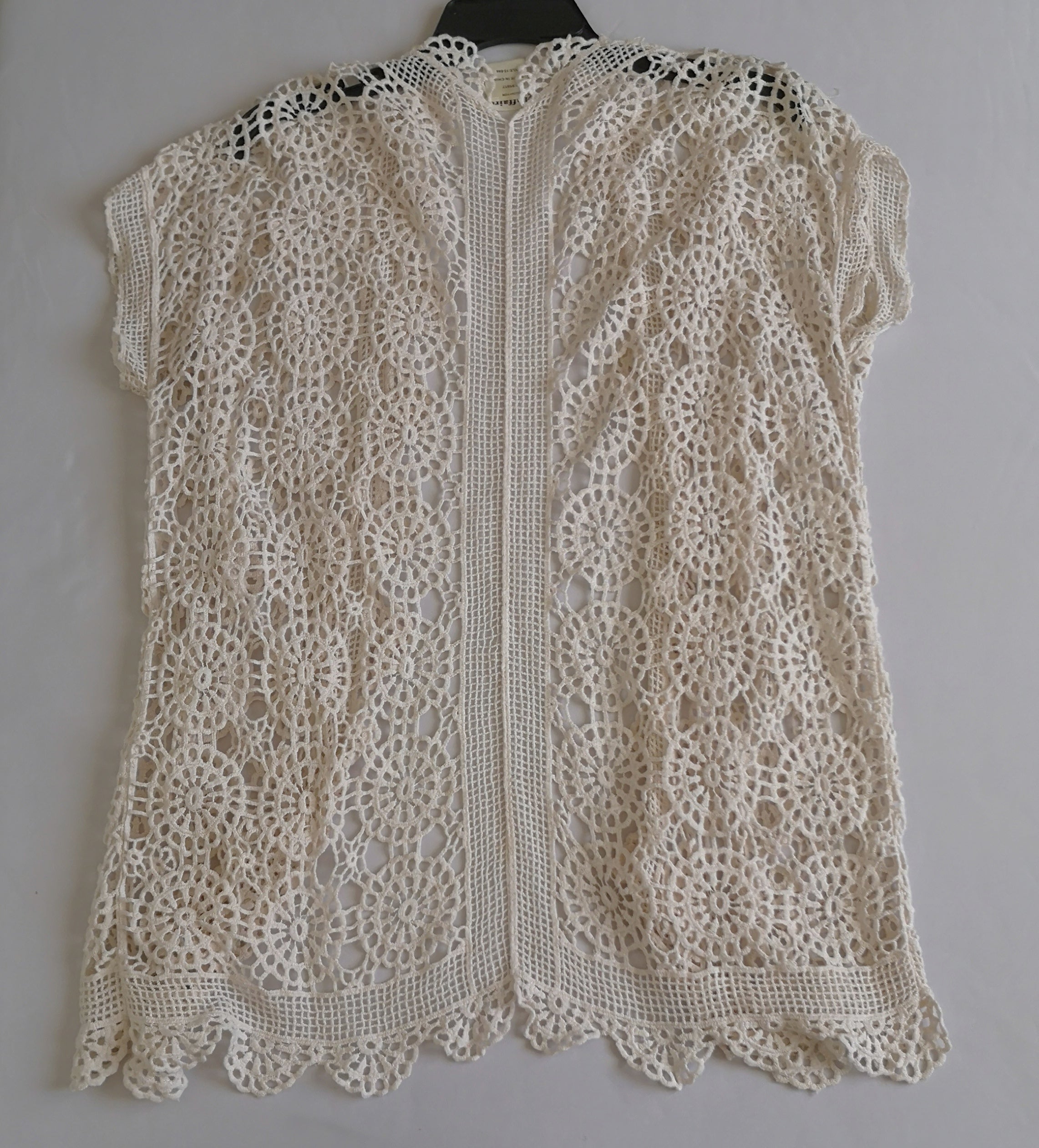 Cardigan tipo crochet con vestido de tirantes