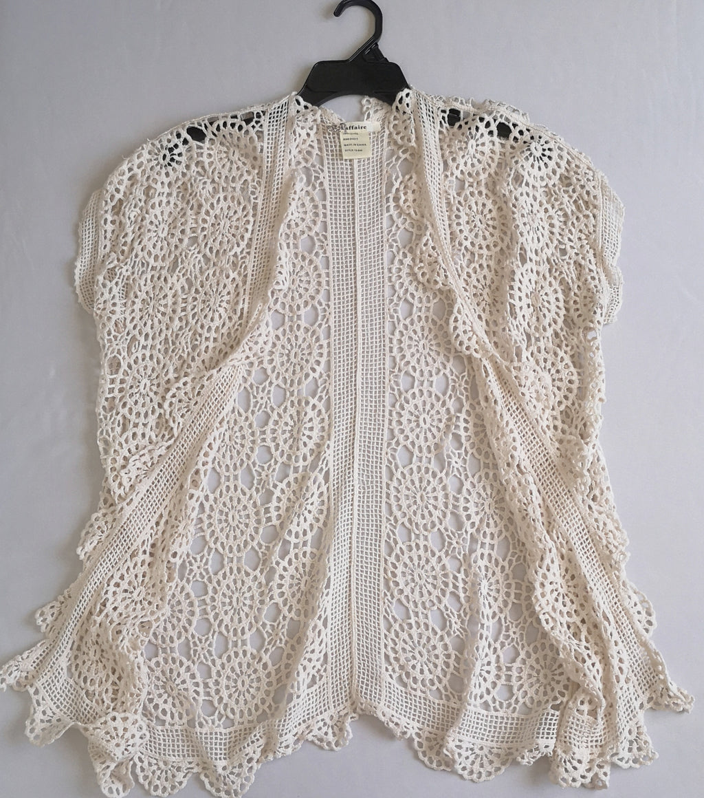 Cardigan tipo crochet con vestido de tirantes