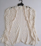Cardigan tipo crochet con vestido de tirantes
