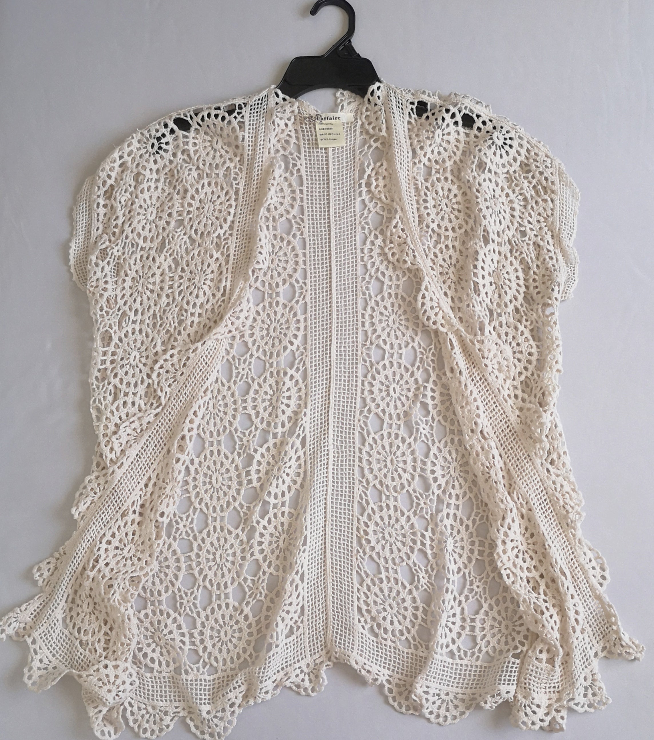 Cardigan tipo crochet con vestido de tirantes
