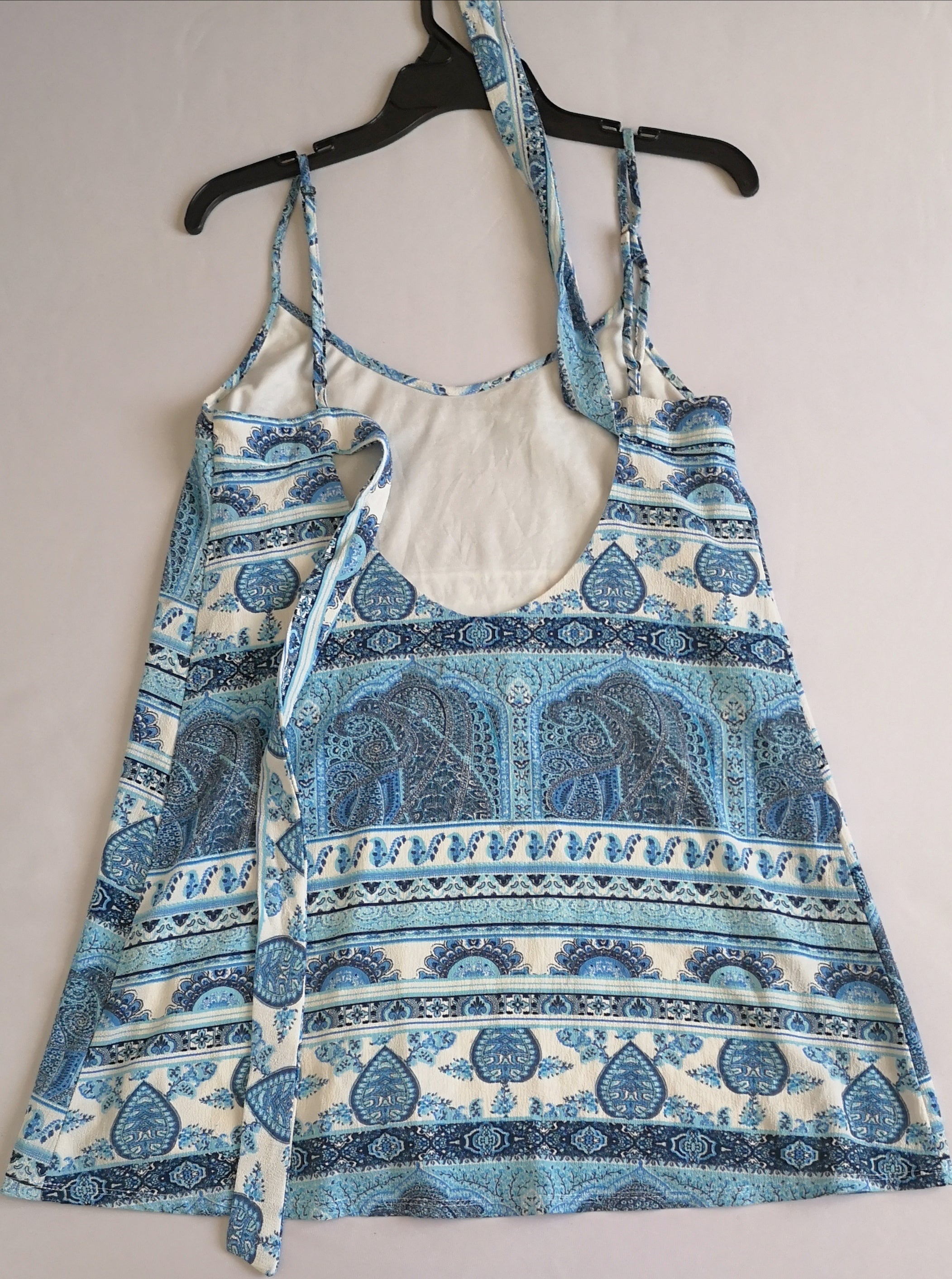 Cardigan tipo crochet con vestido de tirantes
