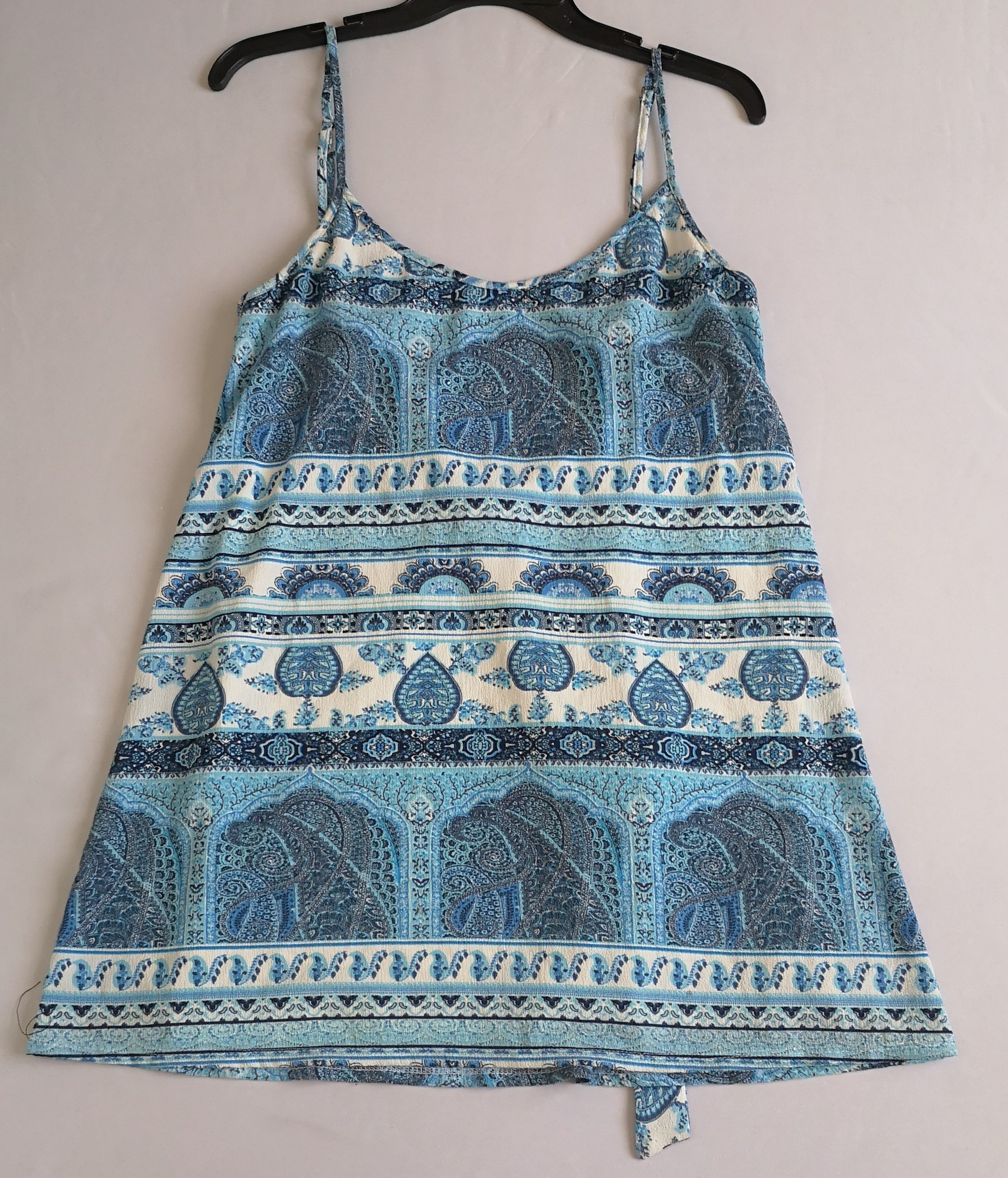 Cardigan tipo crochet con vestido de tirantes