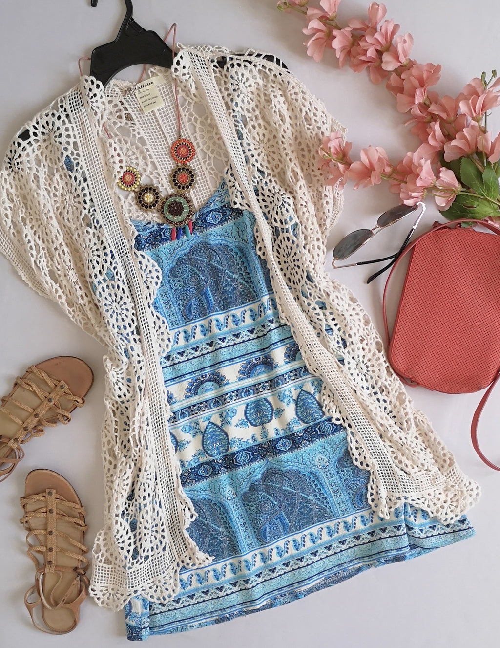 Cardigan tipo crochet con vestido de tirantes